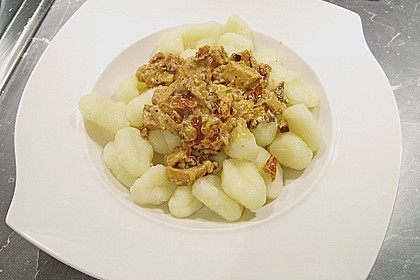 Gnocchi mit w&uuml;rziger Steinpilzsauce