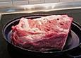 Nackenbraten mit Knoblauch gespickt