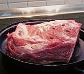 Nackenbraten mit Knoblauch gespickt (Bild)