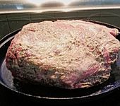 Nackenbraten mit Knoblauch gespickt (Bild)