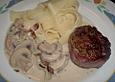 Hackmedaillons in pikanter Pilzsauce