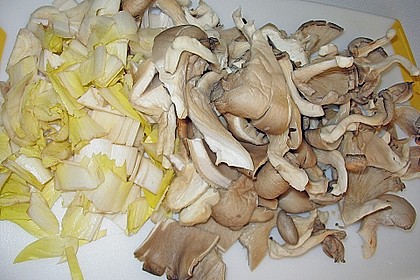 Hackpfanne mit Chicoree und Austernpilzen