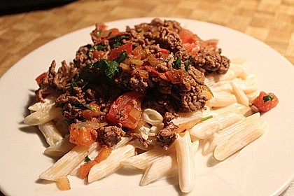 Nudeln mit Joghurt und Hackfleischsauce 1
