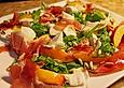 Rucola Salat mit Mozzarella, Pfirsichen, Rohschinken und Honigdressing