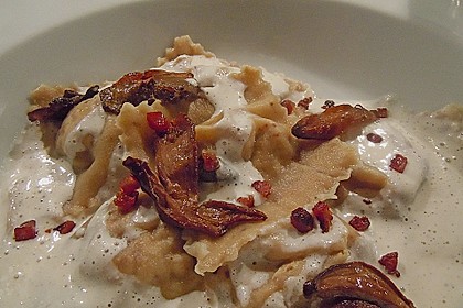 Steinpilzravioli mit Wei&szlig;weinschaum