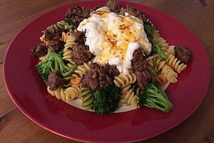 Brokkoli - Hackfleisch - Nudeln mit Joghurt 8
