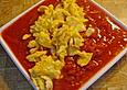 R&uuml;hrei mit K&auml;se auf Tomatensauce