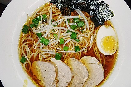 Japanische Nudelsuppe mit Hühnerbrühe und Lende (Ramen) 8