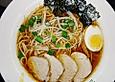 Japanische Nudelsuppe mit H&uuml;hnerbr&uuml;he und Lende (Ramen)