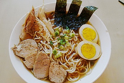 Japanische Nudelsuppe mit Hühnerbrühe und Lende (Ramen) 5