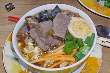 Japanische Nudelsuppe mit Hühnerbrühe und Lende (Ramen) 43