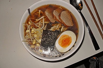 Japanische Nudelsuppe mit Hühnerbrühe und Lende (Ramen) 25