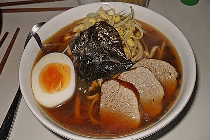 Japanische Nudelsuppe mit Hühnerbrühe und Lende (Ramen) 27