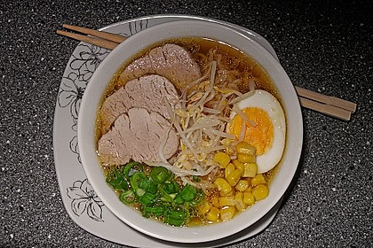 Japanische Nudelsuppe mit Hühnerbrühe und Lende (Ramen) 16