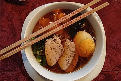 Japanische Nudelsuppe mit Hühnerbrühe und Lende (Ramen) 14