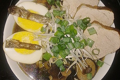 Japanische Nudelsuppe mit Hühnerbrühe und Lende (Ramen) 24