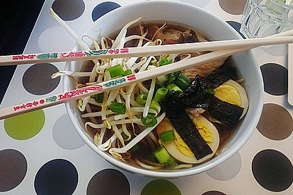 Japanische Nudelsuppe mit Hühnerbrühe und Lende (Ramen) 4