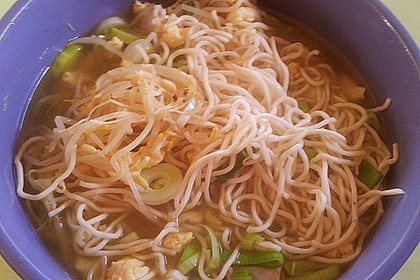 Japanische Nudelsuppe mit Hühnerbrühe und Lende (Ramen) 44