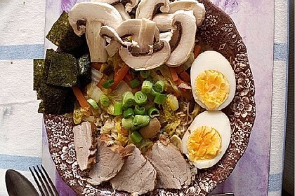 Japanische Nudelsuppe mit Hühnerbrühe und Lende (Ramen) 19