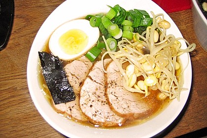 Japanische Nudelsuppe mit Hühnerbrühe und Lende (Ramen) 33