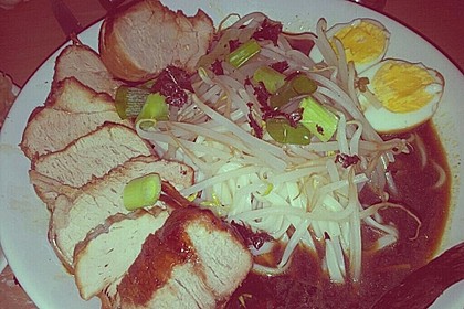 Japanische Nudelsuppe mit Hühnerbrühe und Lende (Ramen) 42
