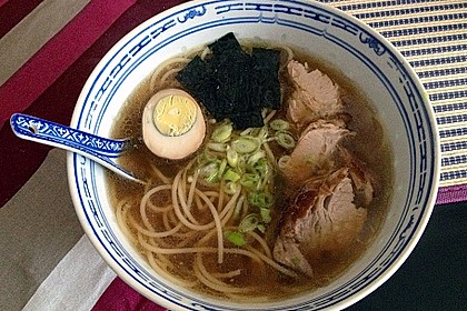 Japanische Nudelsuppe mit Hühnerbrühe und Lende (Ramen) 32