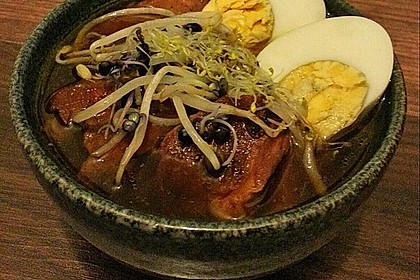 Japanische Nudelsuppe mit Hühnerbrühe und Lende (Ramen) 38