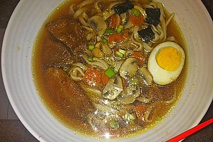 Japanische Nudelsuppe mit Hühnerbrühe und Lende (Ramen) 35