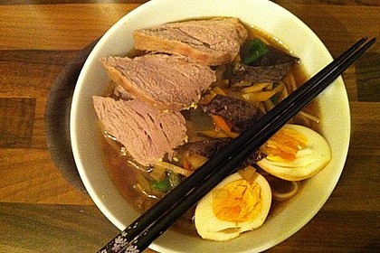 Japanische Nudelsuppe mit Hühnerbrühe und Lende (Ramen) 28