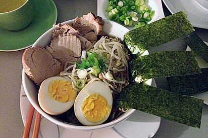 Japanische Nudelsuppe mit Hühnerbrühe und Lende (Ramen) 10