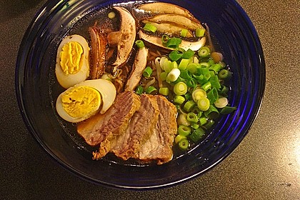 Japanische Nudelsuppe mit Hühnerbrühe und Lende (Ramen) 21