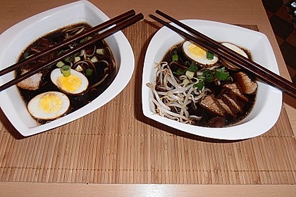 Japanische Nudelsuppe mit Hühnerbrühe und Lende (Ramen) 11