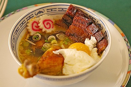 Japanische Nudelsuppe mit Hühnerbrühe und Lende (Ramen) 3