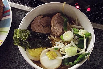 Japanische Nudelsuppe mit Hühnerbrühe und Lende (Ramen) 37