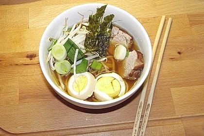 Japanische Nudelsuppe mit Hühnerbrühe und Lende (Ramen) 31