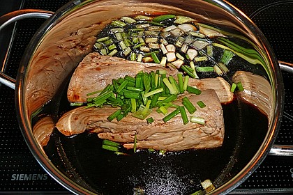 Japanische Nudelsuppe mit Hühnerbrühe und Lende (Ramen) 29