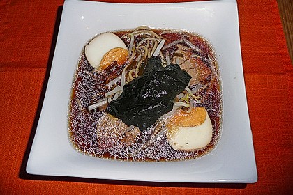 Japanische Nudelsuppe mit Hühnerbrühe und Lende (Ramen) 30