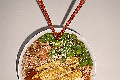 Japanische Nudelsuppe mit Hühnerbrühe und Lende (Ramen) 23
