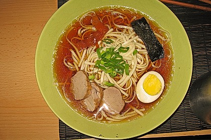 Japanische Nudelsuppe mit Hühnerbrühe und Lende (Ramen) 13