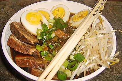 Japanische Nudelsuppe mit Hühnerbrühe und Lende (Ramen) 7
