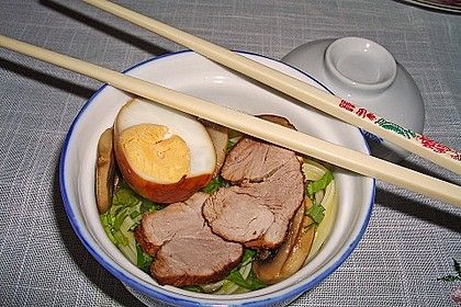 Japanische Nudelsuppe mit Hühnerbrühe und Lende (Ramen) 26