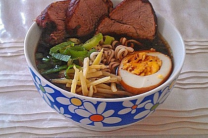 Japanische Nudelsuppe mit Hühnerbrühe und Lende (Ramen) 22