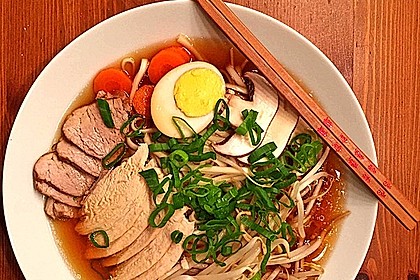 Japanische Nudelsuppe mit Hühnerbrühe und Lende (Ramen) 1