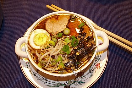Japanische Nudelsuppe mit Hühnerbrühe und Lende (Ramen) 17