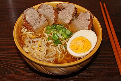 Japanische Nudelsuppe mit Hühnerbrühe und Lende (Ramen) 9
