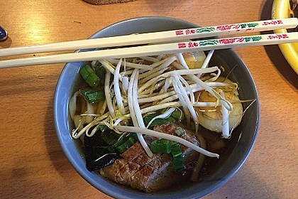 Japanische Nudelsuppe mit Hühnerbrühe und Lende (Ramen) 18