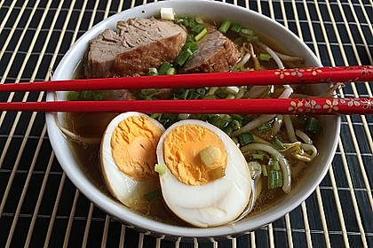 Japanische Nudelsuppe mit Hühnerbrühe und Lende (Ramen) 2