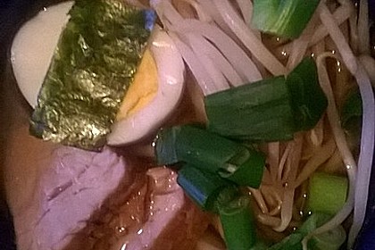 Japanische Nudelsuppe mit Hühnerbrühe und Lende (Ramen) 34