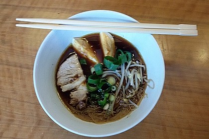 Japanische Nudelsuppe mit Hühnerbrühe und Lende (Ramen) 40