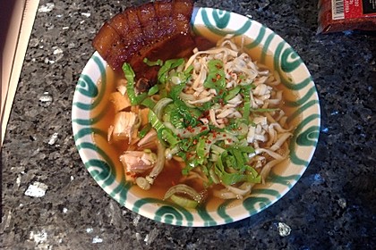 Japanische Nudelsuppe mit Hühnerbrühe und Lende (Ramen) 39